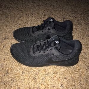 All black Nike tennis shoes size 7